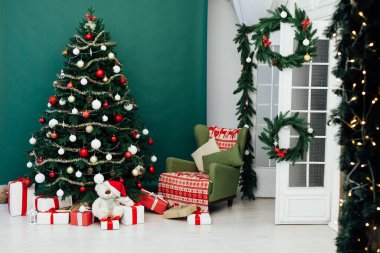Yılbaşı kartpostal bayramında hediye dekoru olan Noel ağacı.