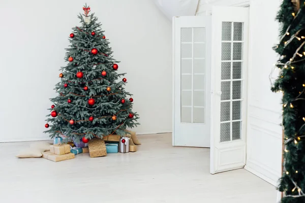 Árbol Navidad Con Decoración Regalo Pino Nuevo Año Interior Vacaciones —  Fotos de Stock