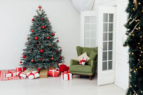 Kerstboom Met Cadeau Decor Dennen Nieuwjaar Interieur Achtergrond Ansichtkaart Vakantie — Stockfoto