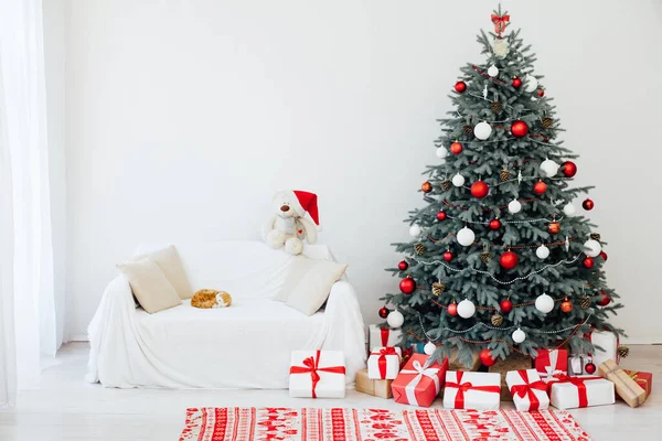 蓝色圣诞树 上面有松树装饰 是新年室内背景冬季的礼物 — 图库照片