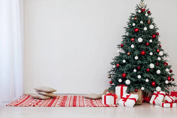 白色房间里的圣诞树装饰着新年礼物卡片 — 图库照片