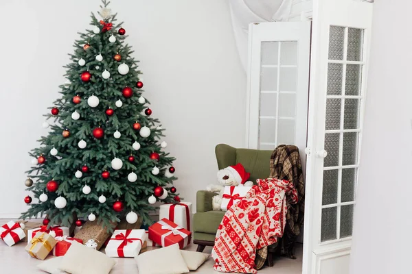 Árvore Natal Decoração Quarto Branco Para Ano Novo Com Cartão — Fotografia de Stock