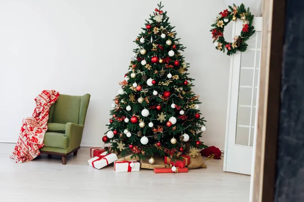白い部屋のインテリアで新年のための贈り物と松クリスマスツリー — ストック写真