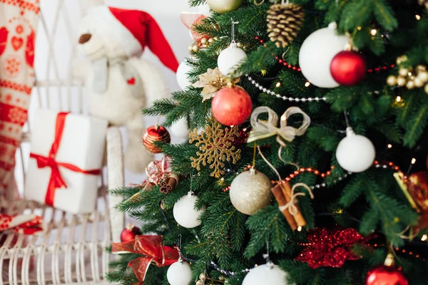 Yılbaşı ağacı dekoru. Yeni yıl arkaplanda.
