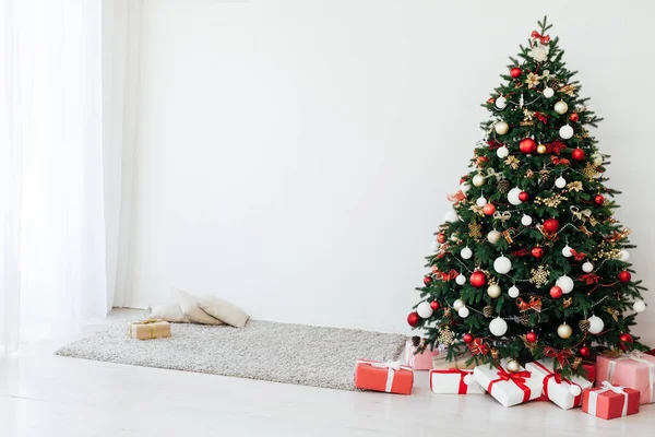 圣诞树松树 白色房间里有礼物 是新年的礼物 — 图库照片