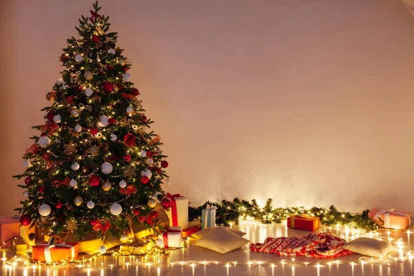 Kerstboom Dennen Met Geschenken Van Slinger Lichten Nachts Oudejaarsavond Binnenkamer — Stockfoto