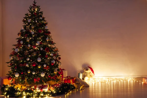 Pino Albero Natale Con Regali Luci Ghirlanda Notte Vigilie Anno — Foto Stock