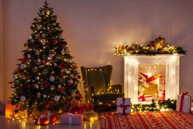 Noel ağacı çamı hediyeler, şömine ışıkları, gece yeni yıl arifesinde odanın içinde çelenkler.