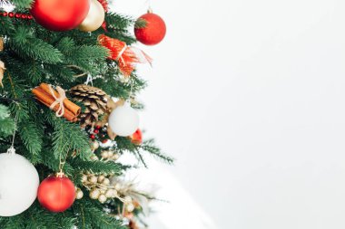 Yılbaşı ağacı ışıkları Yeni yıl için beyaz çelenkler