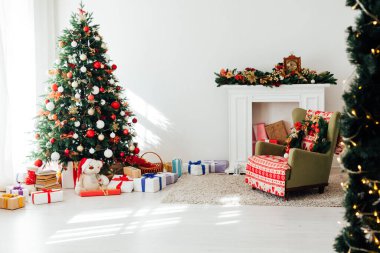 Noel ağacı çamı, beyaz odanın içinde yeni yıl için çiçek ışıklarının hediyeleriyle bir zemin olarak.