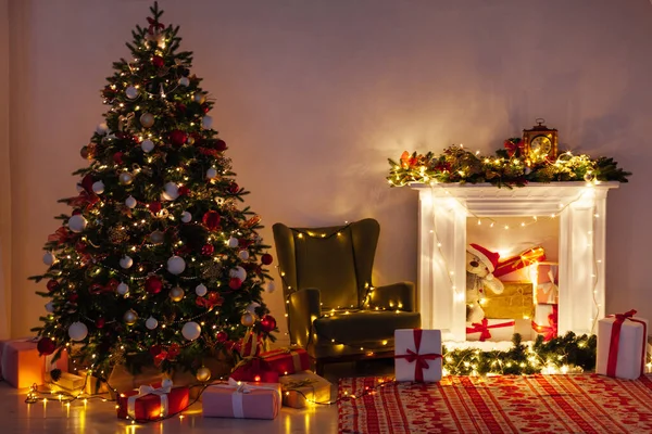 Kerstboom Dennen Met Geschenken Open Haard Lichten Slingers Nachts Oudejaarsavond — Stockfoto