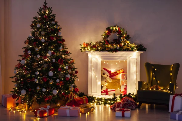 크리스마스 소나무와 벽난로 조명이 정원에 크리스마스 소나무 — 스톡 사진