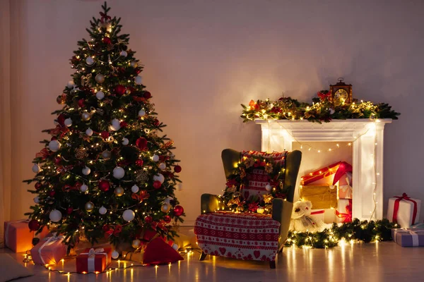 Kerstboom Dennen Met Geschenken Open Haard Lichten Slingers Nachts Oudejaarsavond — Stockfoto