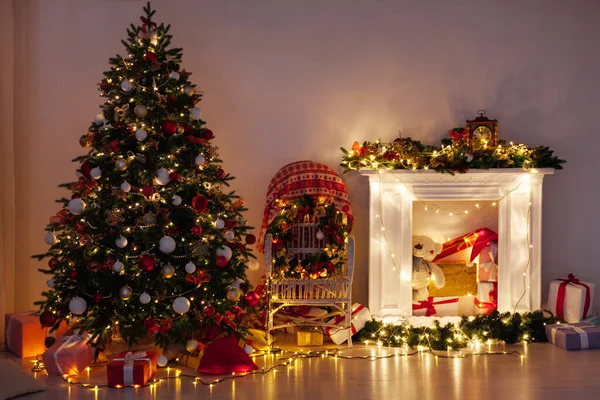 Χριστουγεννιάτικο Δέντρο Πεύκο Δώρα Φώτα Τζάκι Γιρλάντες Νύχτα Την Παραμονή — Φωτογραφία Αρχείου