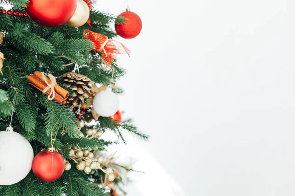 Yılbaşı ağacı ışıkları Yeni yıl için beyaz çelenkler