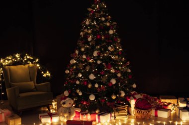 Noel ağacı çamı, gece odasının içinde yeni yıl için çiçek ışıklarının hediyeleriyle bir zemin olarak.