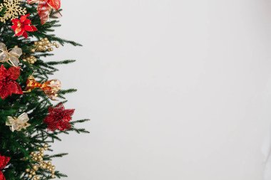 Yılbaşı kartı sunar Noel ağacı çam ağacı dekoru beyaz arka plan