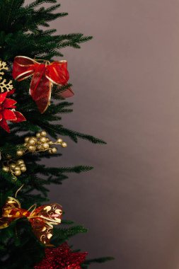 Noel ağacının olduğu Noel afişi. Kopya alanı ile Noel kavramı