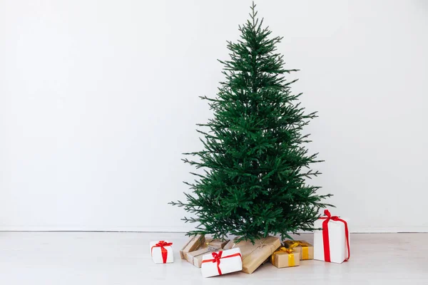 Kerstkaart Voor Het Nieuwe Jaar Presenteert Kerstboom Dennen Interieur — Stockfoto