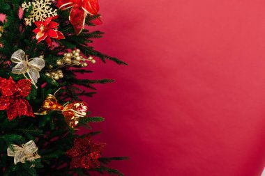 Noel ağacının olduğu Noel afişi. Kopya alanı ile Noel kavramı