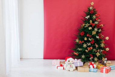 Parlak süslü Noel ağacı takılarla süslenmiş.