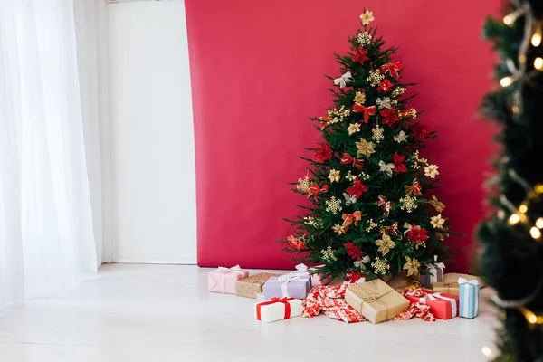 光沢のある装飾されたクリスマスツリーと泡 — ストック写真