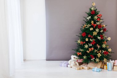 Noel ağacı çamı, yeni yıl için hediyeler, interr kartpostal, beyaz arka plan dekorasyonu.