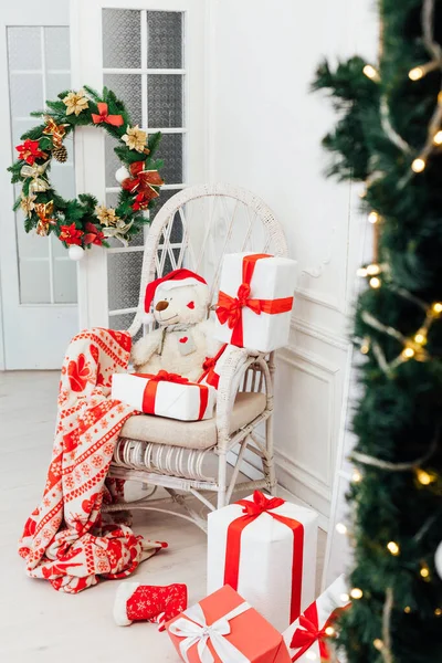 Много Рождественских Подарков Новогоднего Декора Белый Интерьер — стоковое фото