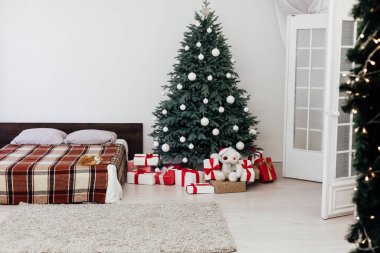 Noel ağacı süslemesi yatak odasının içi yatak ve hediyelerle dolu