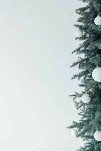 Cartão Ano Novo Árvore Viva Com Guirlanda Decorações Contexto — Fotografia de Stock