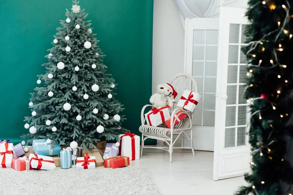 Karácsonyfa Karácsonyi Dekoráció Belsejében Zöld Szoba Ünnepi Képeslap Ajándékok — Stock Fotó