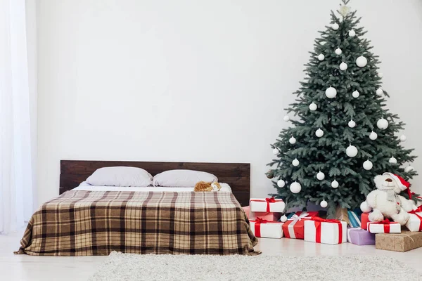 Weihnachtsbaum Weihnachtsdekoration Schlafzimmer Interieur Mit Bett Und Geschenke — Stockfoto