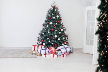 Noel mavi çam ile hediyeler iç dekorasyon beyaz oda yeni yıl kış tatili