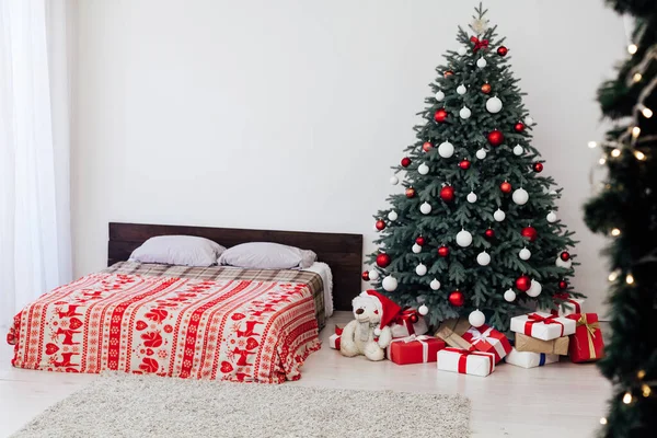 Árvore Natal Decoração Quarto Interior Com Cama Presentes — Fotografia de Stock