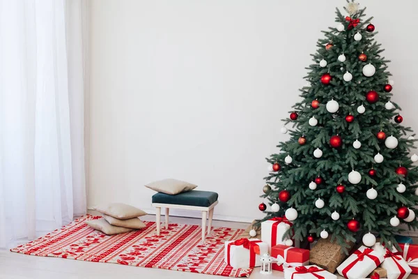 Χριστουγεννιάτικο Μπλε Πεύκο Δώρα Εσωτερική Διακόσμηση Λευκό Δωμάτιο Νέο Έτος — Φωτογραφία Αρχείου