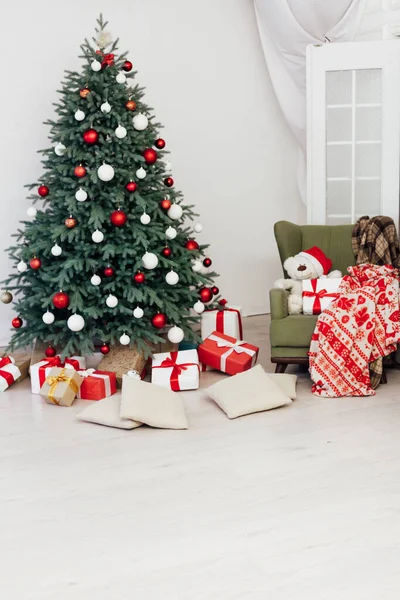 Árbol Navidad Con Decoración Regalos Interior Habitación Blanca Año Nuevo —  Fotos de Stock