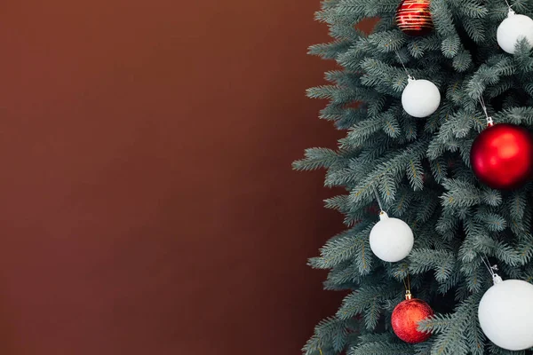 Arbre Noël Avec Cadeaux Décor Intérieur Fond Rouge Nouvel Vacances — Photo
