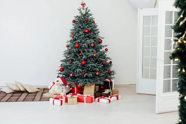 Árvore Natal Com Presentes Decoração Interiores Quarto Branco Ano Novo — Fotografia de Stock