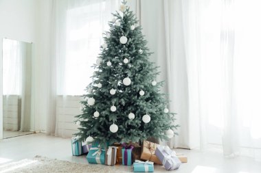 Noel ağacı Noel ağacı süslemesi. Beyaz odanın içi kartpostal hediyeleriyle dolu.