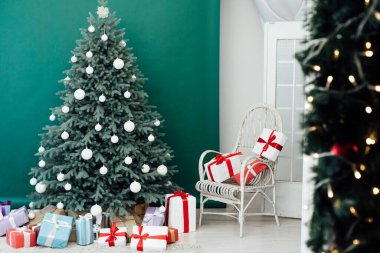 Noel ağacı süslemesi. Yeşil odanın içi. Noel kartpostallı hediyelerle dolu.