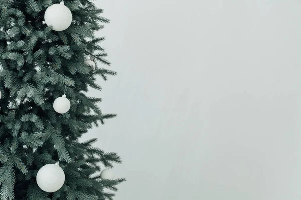 Neujahrskarte Lebender Baum Mit Dekorationsgirlanden Auf Hintergrund — Stockfoto