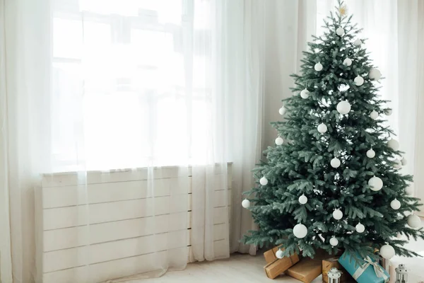 Julgran Julgran Juldekoration Inredning Det Vita Rummet Med Vykort Gåvor — Stockfoto