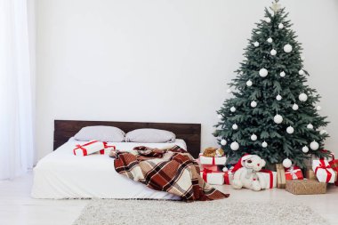 Noel ağacı süslemesi yatak odasının içi yatak ve hediyelerle dolu