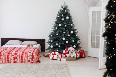 Noel ağacı süslemesi yatak odasının içi yatak ve hediyelerle dolu