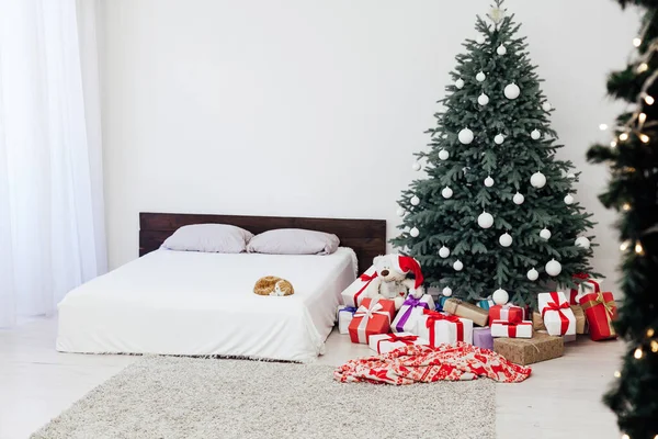 Kerstboom Kerst Decoratie Slaapkamer Interieur Met Bed Geschenken — Stockfoto