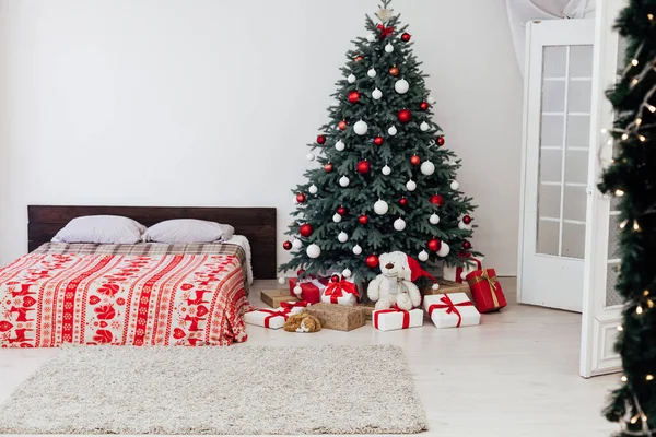 Árvore Natal Decoração Quarto Interior Com Cama Presentes — Fotografia de Stock