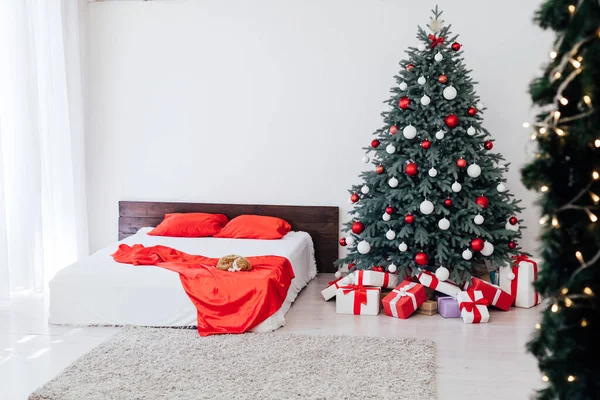Weihnachtsbaum Weihnachtsdekoration Schlafzimmer Interieur Mit Bett Und Geschenke — Stockfoto