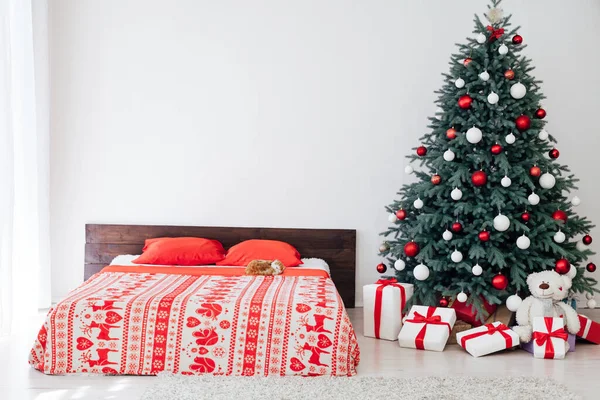 Weihnachtsbaum Weihnachtsdekoration Schlafzimmer Interieur Mit Bett Und Geschenke — Stockfoto