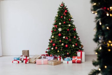 Noel ağacı hediyelerle evin içini süslüyor.