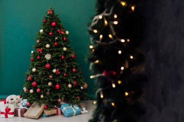 Noel ağacında hediyeler, yeni yıl süsleri, yazlık evin içi Aralık ayında.